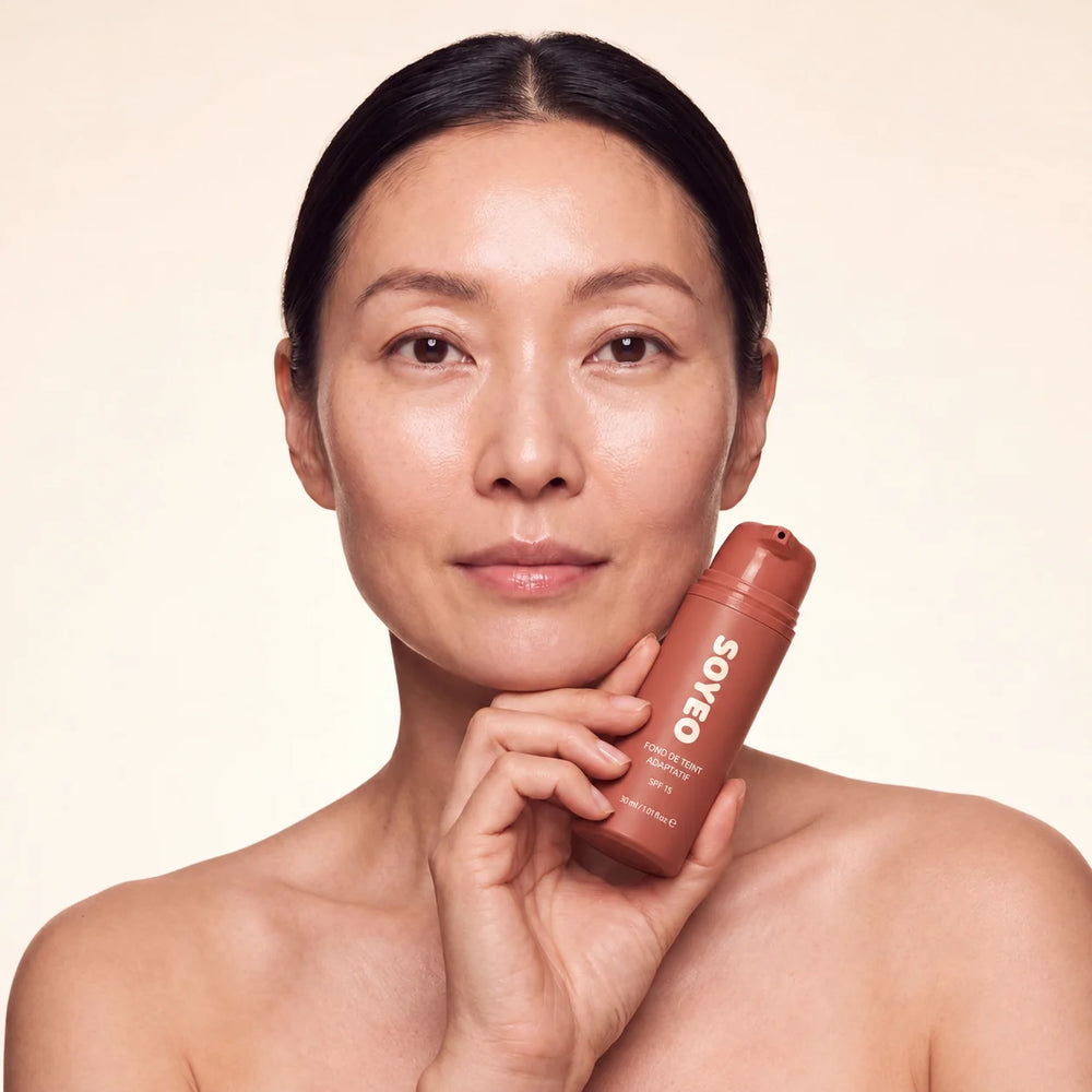 Femme tenant le fond de teint SOYEO